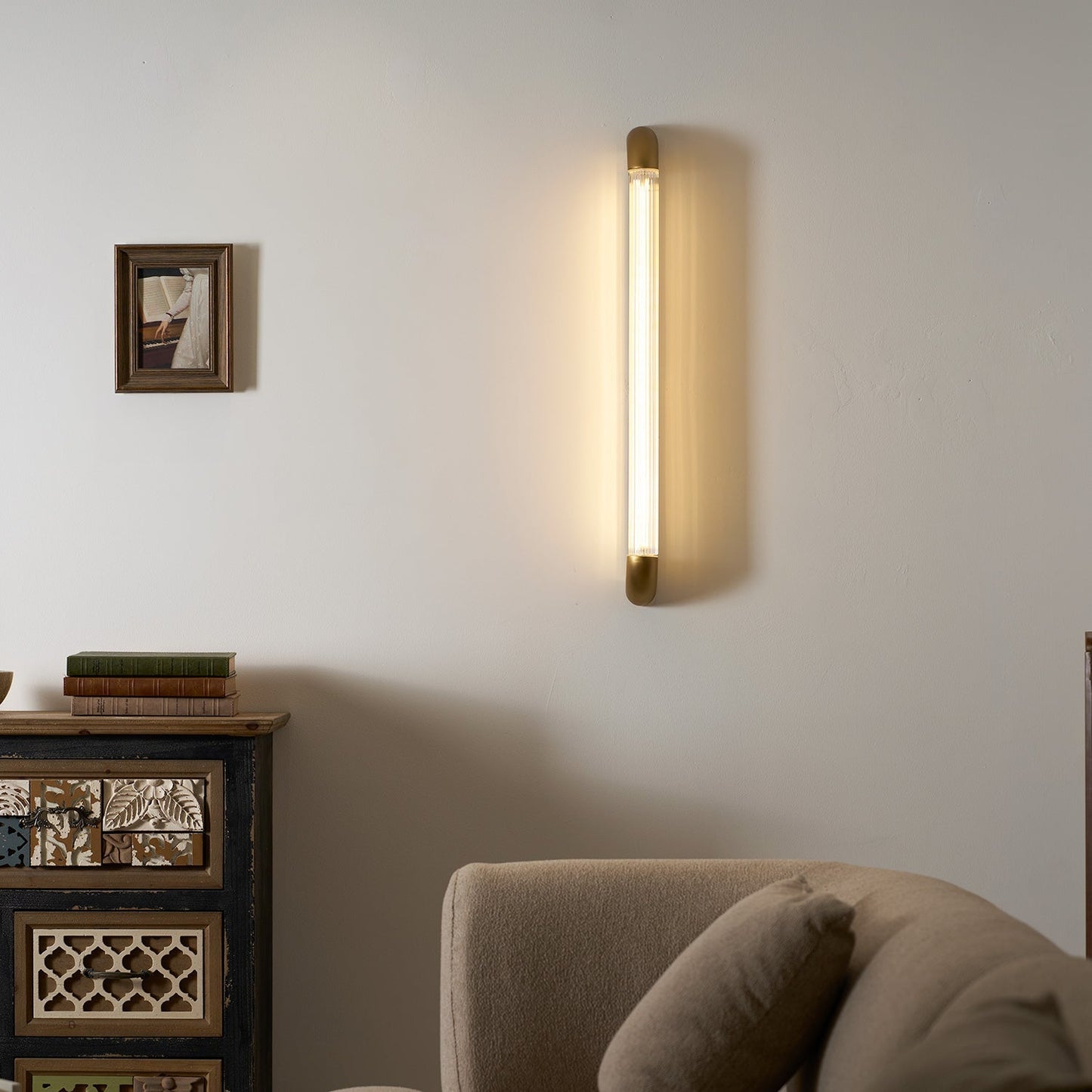 Wandlamp met Geribbelde Glazen Buis en Gebogen Roestvrijstalen Accenten | Moderne Verlichting met Geïntegreerde LED