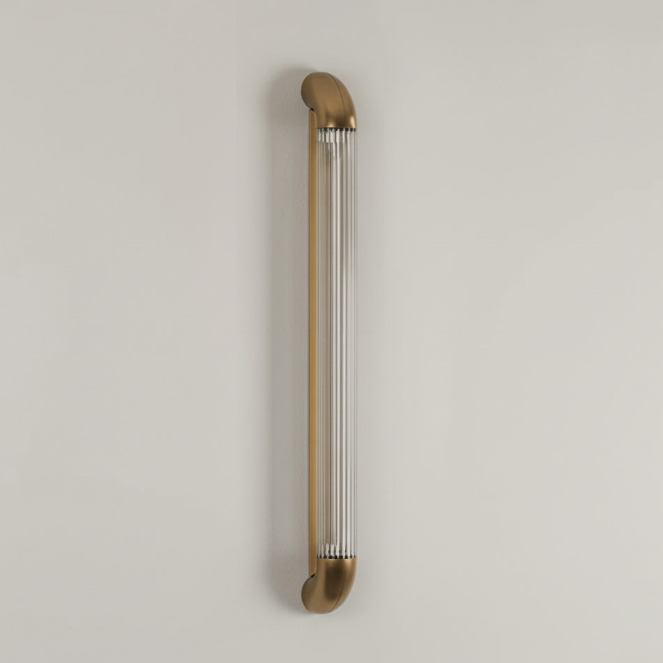 Wandlamp met Geribbelde Glazen Buis en Gebogen Roestvrijstalen Accenten | Moderne Verlichting met Geïntegreerde LED
