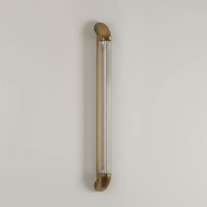 Wandlamp met Geribbelde Glazen Buis en Gebogen Roestvrijstalen Accenten | Moderne Verlichting met Geïntegreerde LED