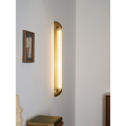Wandlamp met Geribbelde Glazen Buis en Gebogen Roestvrijstalen Accenten | Moderne Verlichting met Geïntegreerde LED