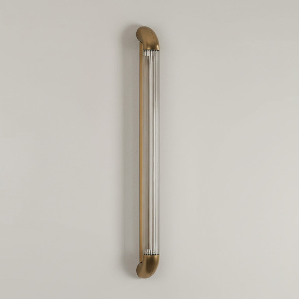 Wandlamp met Geribbelde Glazen Buis en Gebogen Roestvrijstalen Accenten | Moderne Verlichting met Geïntegreerde LED