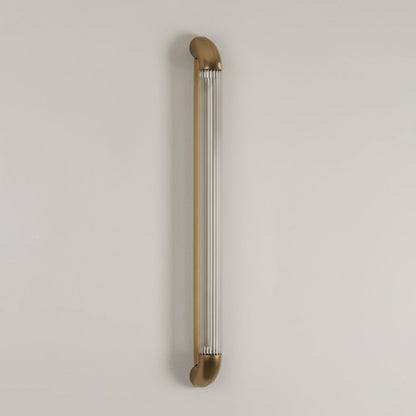 Wandlamp met Geribbelde Glazen Buis en Gebogen Roestvrijstalen Accenten | Moderne Verlichting met Geïntegreerde LED