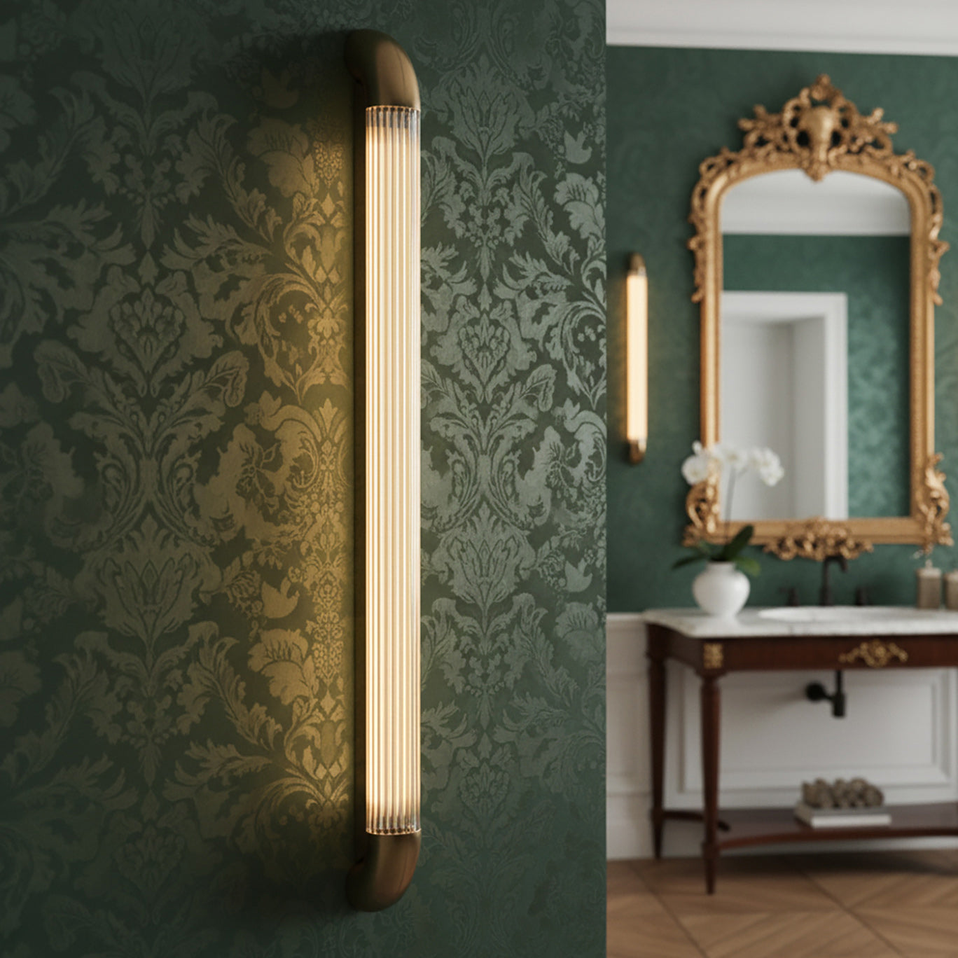Wandlamp met Geribbelde Glazen Buis en Gebogen Roestvrijstalen Accenten | Moderne Verlichting met Geïntegreerde LED