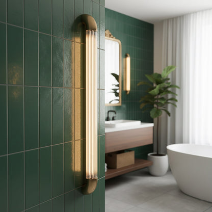 Wandlamp met Geribbelde Glazen Buis en Gebogen Roestvrijstalen Accenten | Moderne Verlichting met Geïntegreerde LED