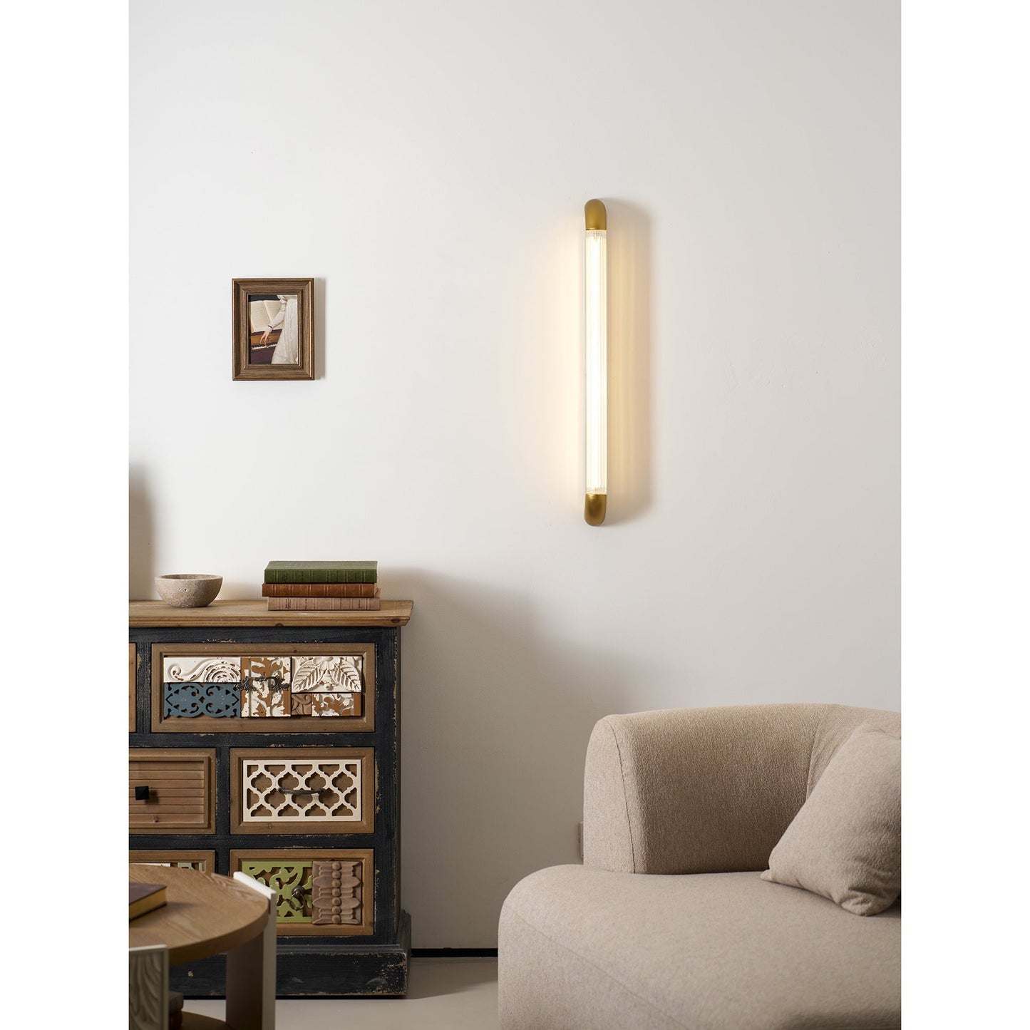 Wandlamp met Geribbelde Glazen Buis en Gebogen Roestvrijstalen Accenten | Moderne Verlichting met Geïntegreerde LED