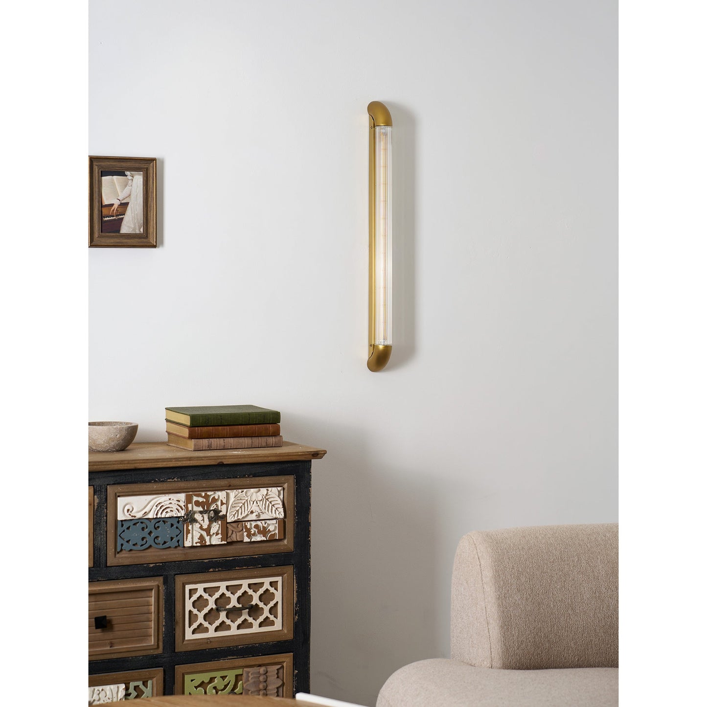 Wandlamp met Geribbelde Glazen Buis en Gebogen Roestvrijstalen Accenten | Moderne Verlichting met Geïntegreerde LED