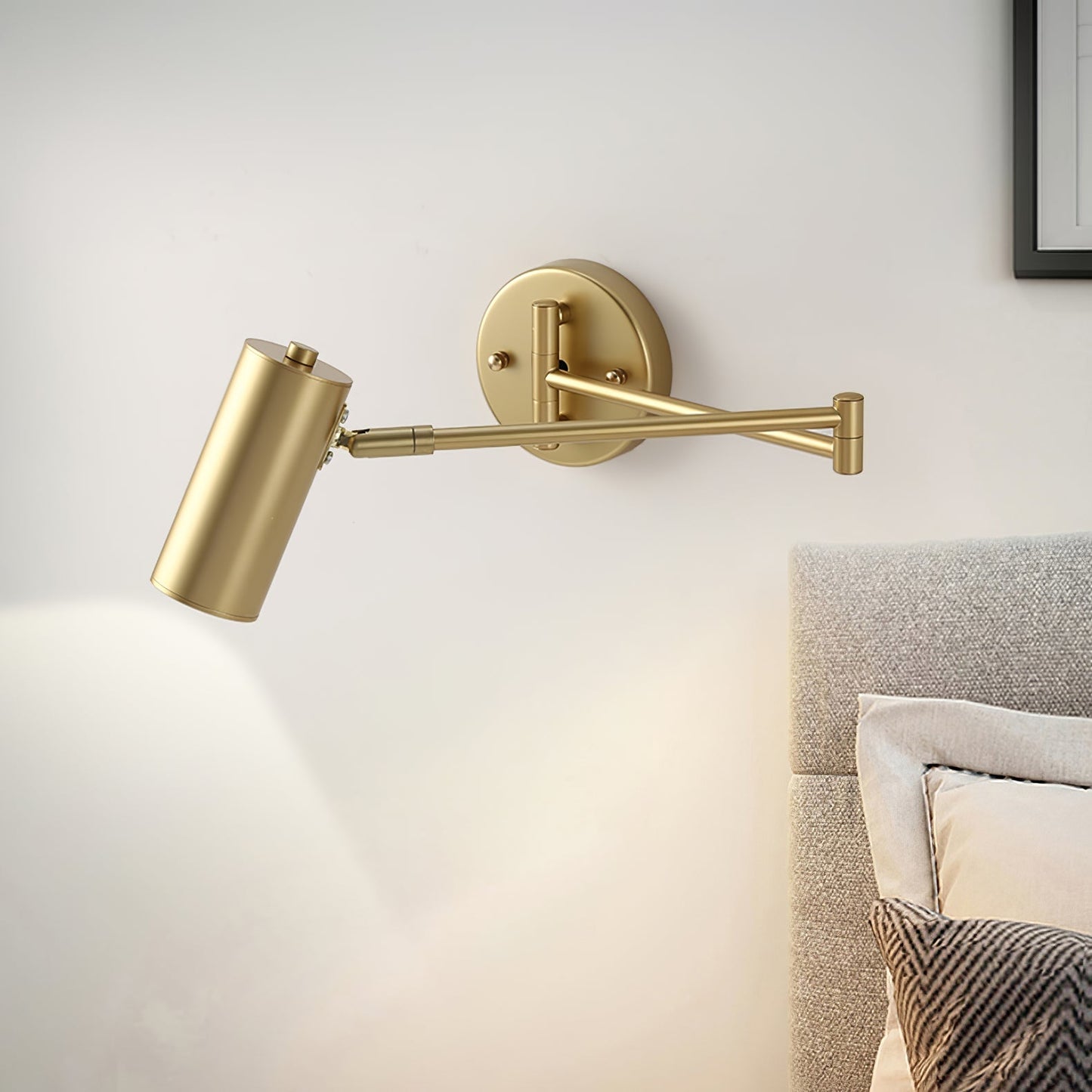 Verstelbare LED Wandlamp van Messing of Zwart Metaal met Draaibare Arm en Cilindrische Spot voor Slaapkamer en Badkamer