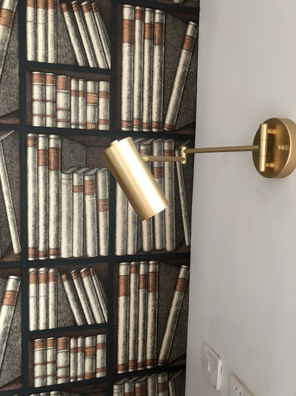 Verstelbare LED Wandlamp van Messing of Zwart Metaal met Draaibare Arm en Cilindrische Spot voor Slaapkamer en Badkamer