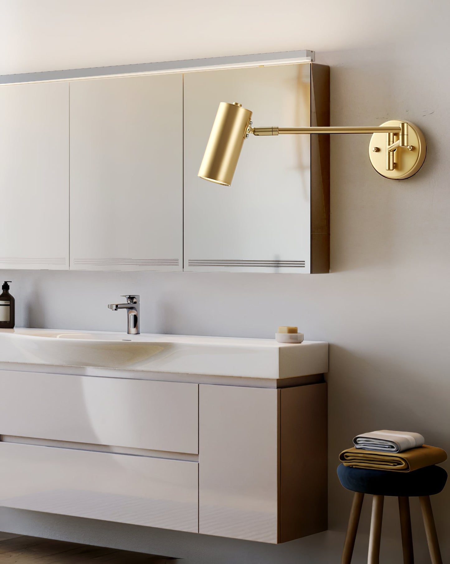 Verstelbare LED Wandlamp van Messing of Zwart Metaal met Draaibare Arm en Cilindrische Spot voor Slaapkamer en Badkamer