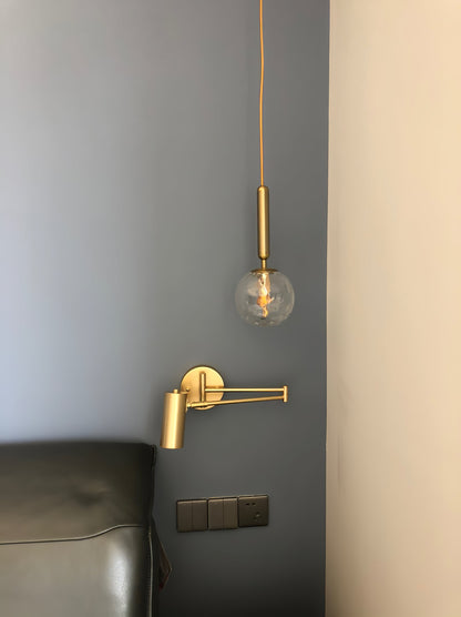Verstelbare LED Wandlamp van Messing of Zwart Metaal met Draaibare Arm en Cilindrische Spot voor Slaapkamer en Badkamer