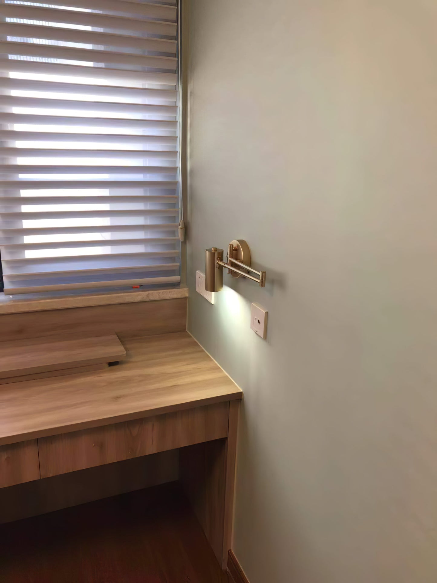 Verstelbare LED Wandlamp van Messing of Zwart Metaal met Draaibare Arm en Cilindrische Spot voor Slaapkamer en Badkamer