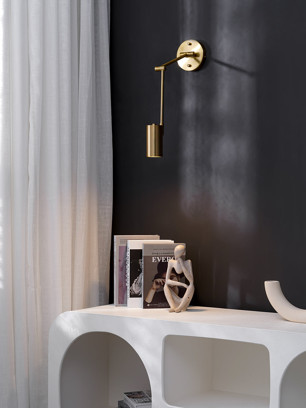 Verstelbare LED Wandlamp van Messing of Zwart Metaal met Draaibare Arm en Cilindrische Spot voor Slaapkamer en Badkamer