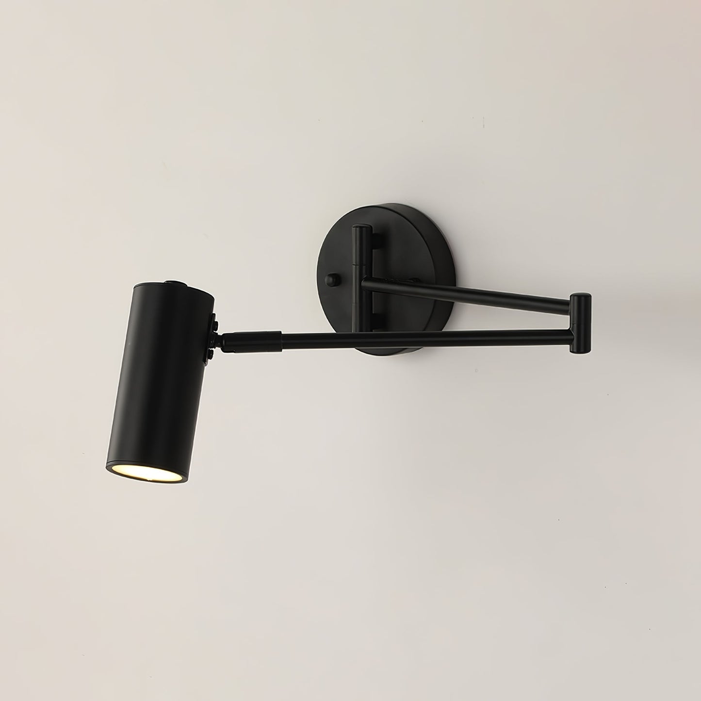 Verstelbare LED Wandlamp van Messing of Zwart Metaal met Draaibare Arm en Cilindrische Spot voor Slaapkamer en Badkamer