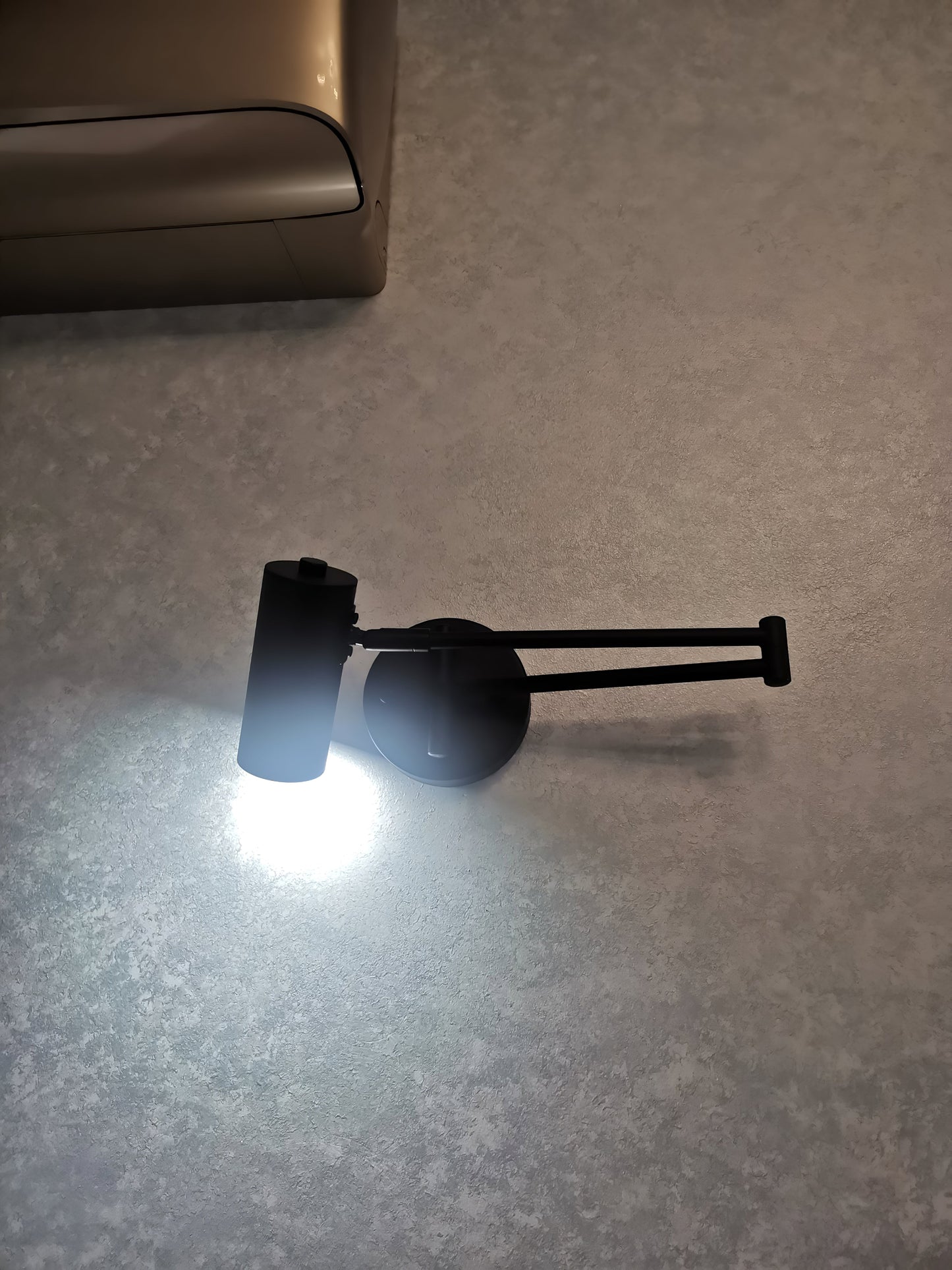 Verstelbare LED Wandlamp van Messing of Zwart Metaal met Draaibare Arm en Cilindrische Spot voor Slaapkamer en Badkamer