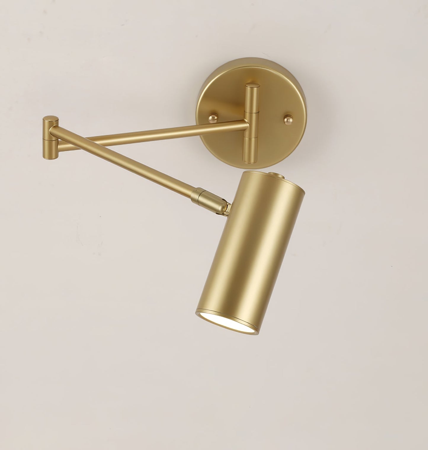 Verstelbare LED Wandlamp van Messing of Zwart Metaal met Draaibare Arm en Cilindrische Spot voor Slaapkamer en Badkamer