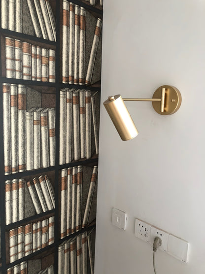 Verstelbare LED Wandlamp van Messing of Zwart Metaal met Draaibare Arm en Cilindrische Spot voor Slaapkamer en Badkamer
