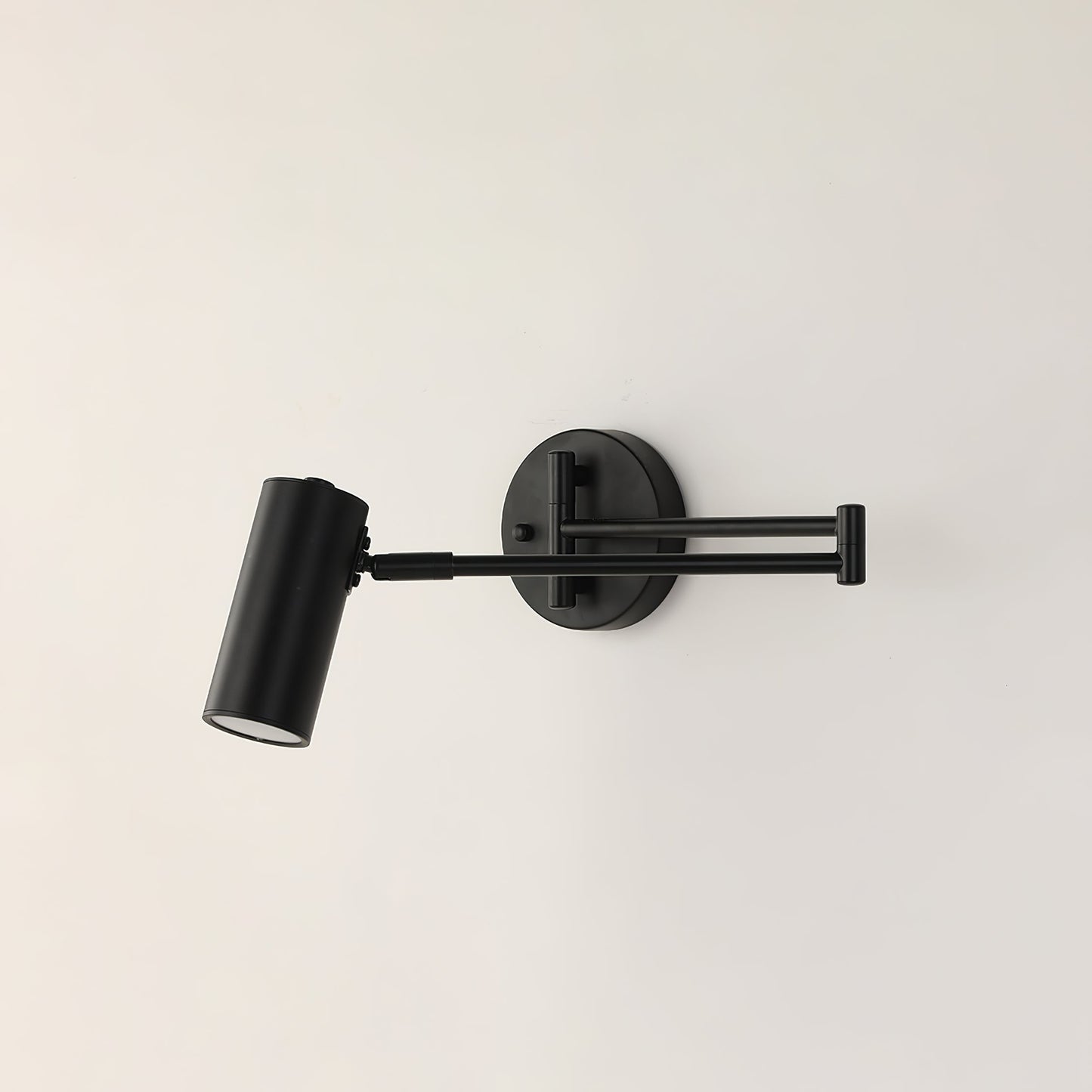Verstelbare LED Wandlamp van Messing of Zwart Metaal met Draaibare Arm en Cilindrische Spot voor Slaapkamer en Badkamer