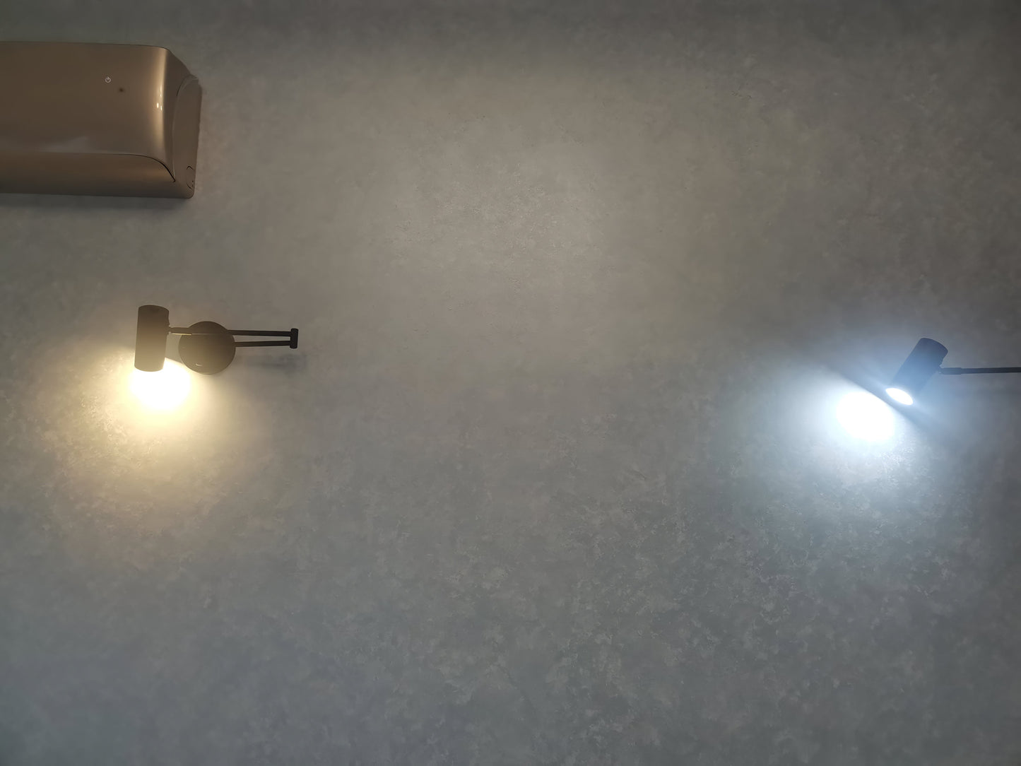 Verstelbare LED Wandlamp van Messing of Zwart Metaal met Draaibare Arm en Cilindrische Spot voor Slaapkamer en Badkamer