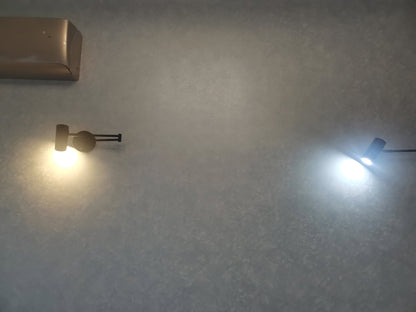 Verstelbare LED Wandlamp van Messing of Zwart Metaal met Draaibare Arm en Cilindrische Spot voor Slaapkamer en Badkamer