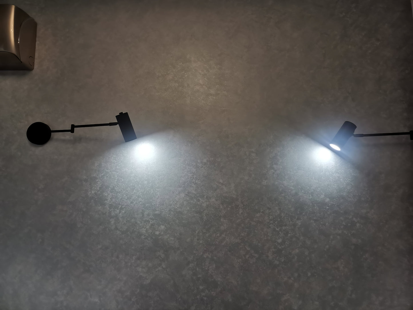 Verstelbare LED Wandlamp van Messing of Zwart Metaal met Draaibare Arm en Cilindrische Spot voor Slaapkamer en Badkamer