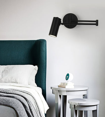 Verstelbare LED Wandlamp van Messing of Zwart Metaal met Draaibare Arm en Cilindrische Spot voor Slaapkamer en Badkamer