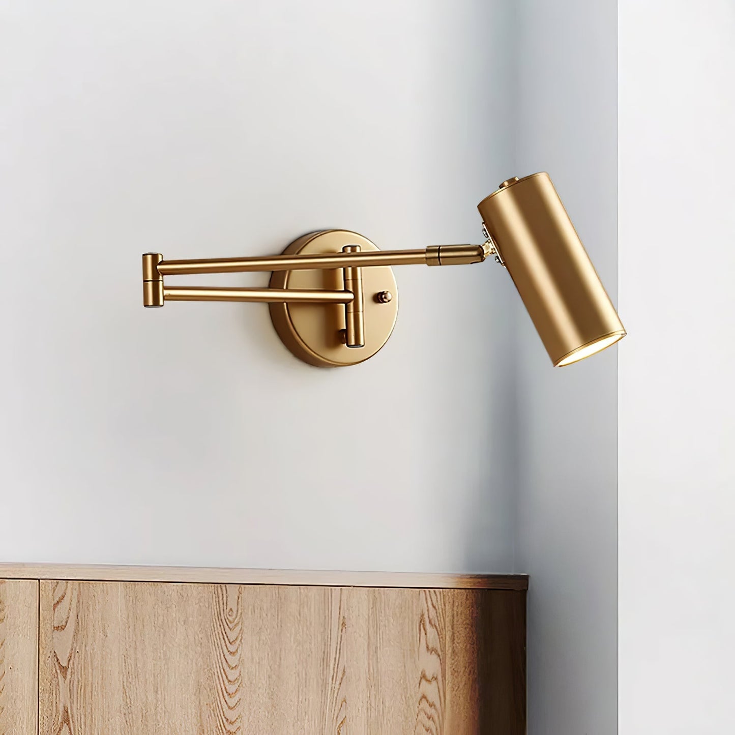 Verstelbare LED Wandlamp van Messing of Zwart Metaal met Draaibare Arm en Cilindrische Spot voor Slaapkamer en Badkamer