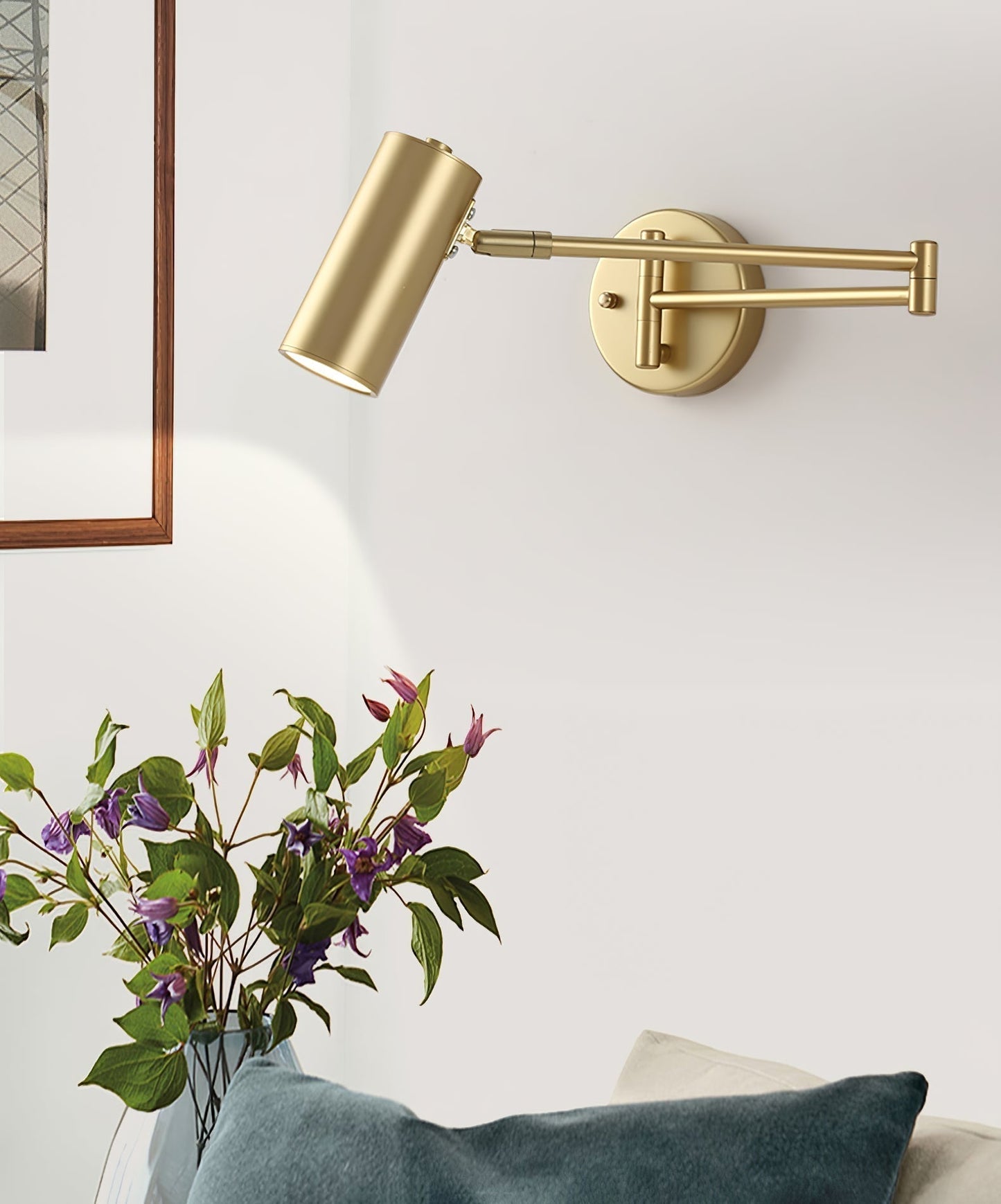 Verstelbare LED Wandlamp van Messing of Zwart Metaal met Draaibare Arm en Cilindrische Spot voor Slaapkamer en Badkamer