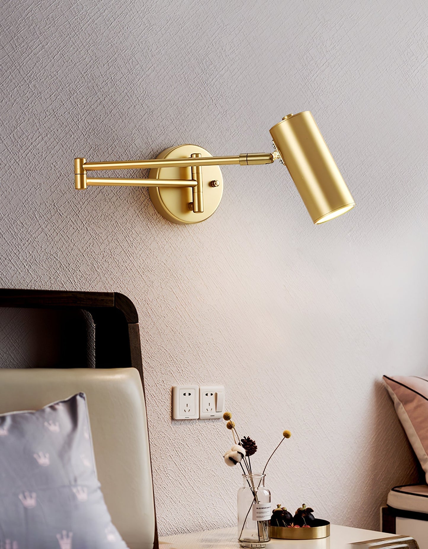 Verstelbare LED Wandlamp van Messing of Zwart Metaal met Draaibare Arm en Cilindrische Spot voor Slaapkamer en Badkamer