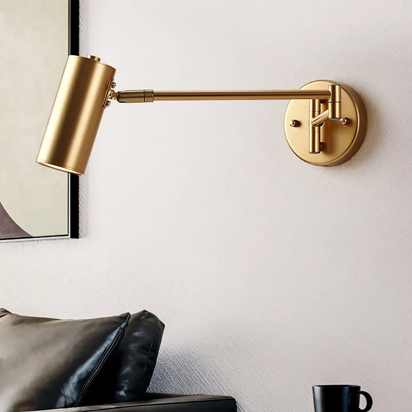 Verstelbare LED Wandlamp van Messing of Zwart Metaal met Draaibare Arm en Cilindrische Spot voor Slaapkamer en Badkamer