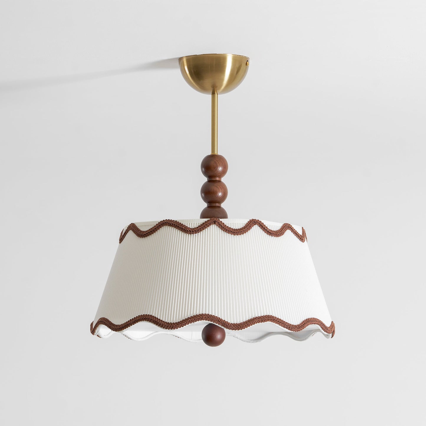 Plafondlamp met Geplooide Kap en Houten Kralen – Vintage Cottage Stijl voor Warm Sfeervol Licht