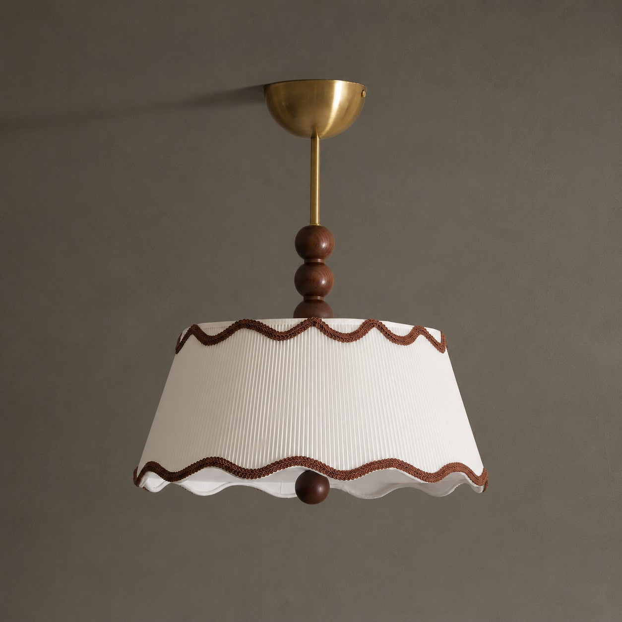 Plafondlamp met Geplooide Kap en Houten Kralen – Vintage Cottage Stijl voor Warm Sfeervol Licht