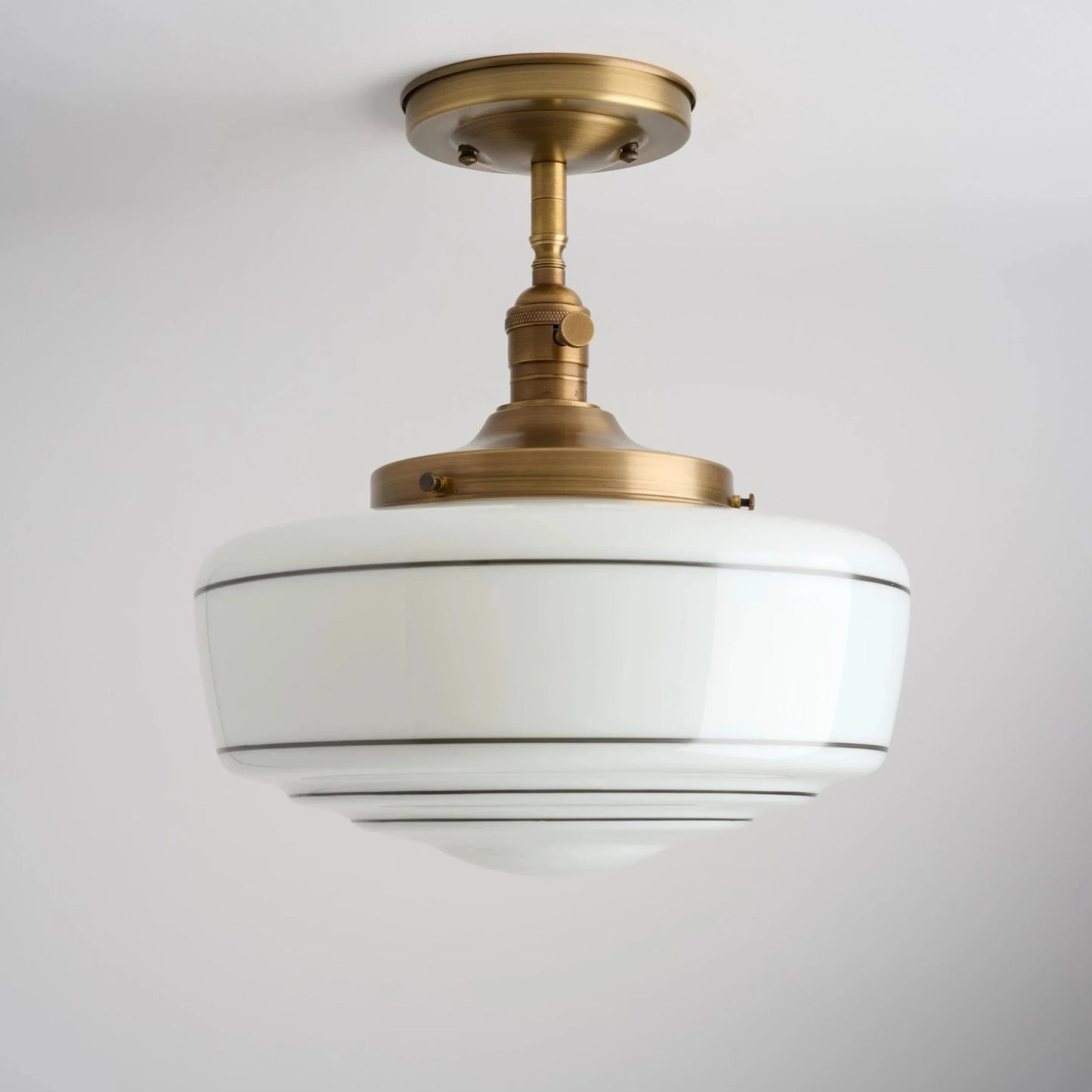 Ronde Plafondlamp met Gestreepte Glazen Kap en Messing Fitting – Scandinavische Flush Mount Verlichting