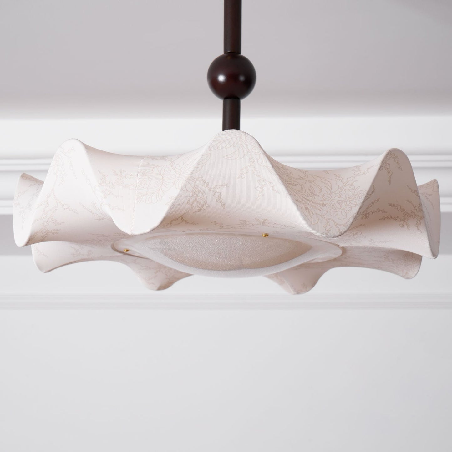 Plafondlamp met Bloemblaadjesontwerp – Walnoot & Goud – Geïntegreerde LED – Ø50cm × H44cm