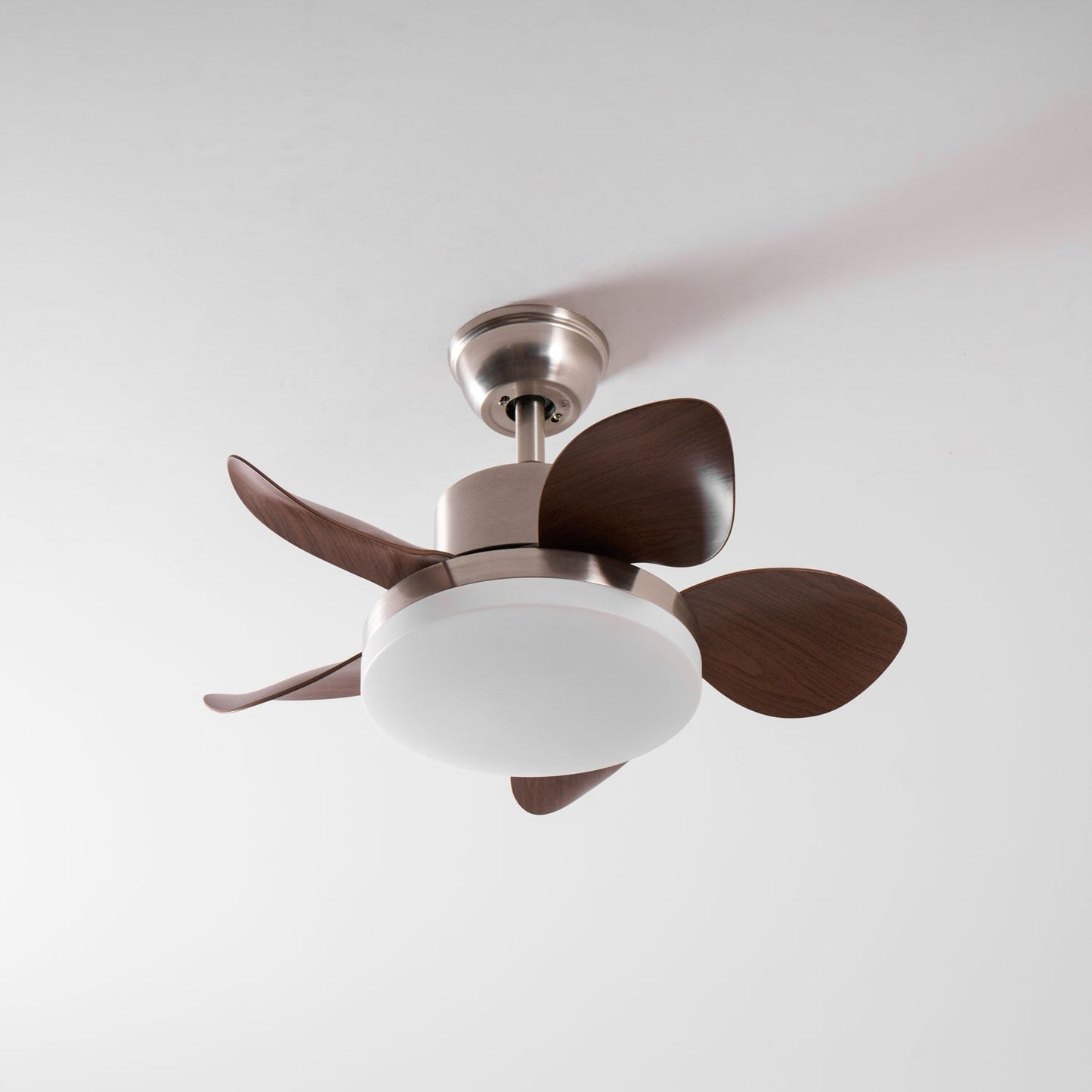 Plafondventilator Alenya met Houtlook en Geïntegreerde Verlichting Ø55cm 48W Grijsbruine Bladeren voor Alle Seizoenen
