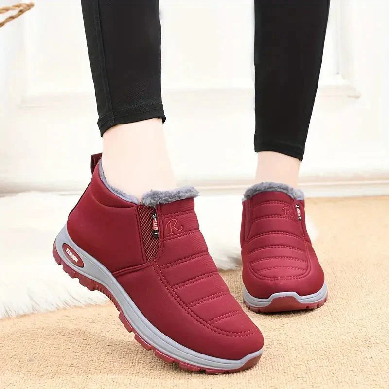 Rood Tessura schoenen met een zachte, warme voering rond de enkels, perfect voor koude dagen. De sportieve uitstraling met de grijze zool biedt comfort en ondersteuning voor dagelijks gebruik.