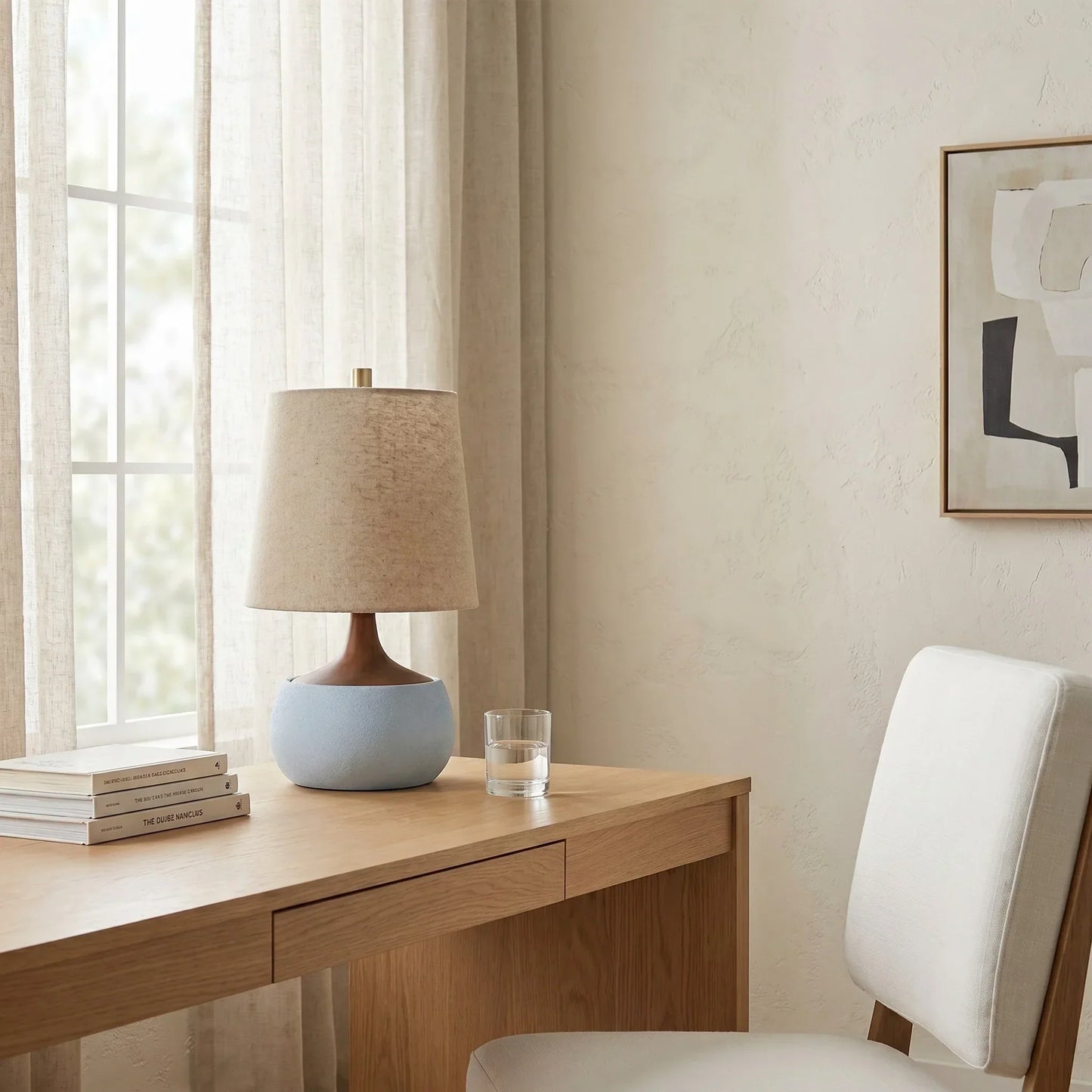 Tafellamp met Houten Voet, Linnen Kap en Cementlook Cilinder – Modern Design