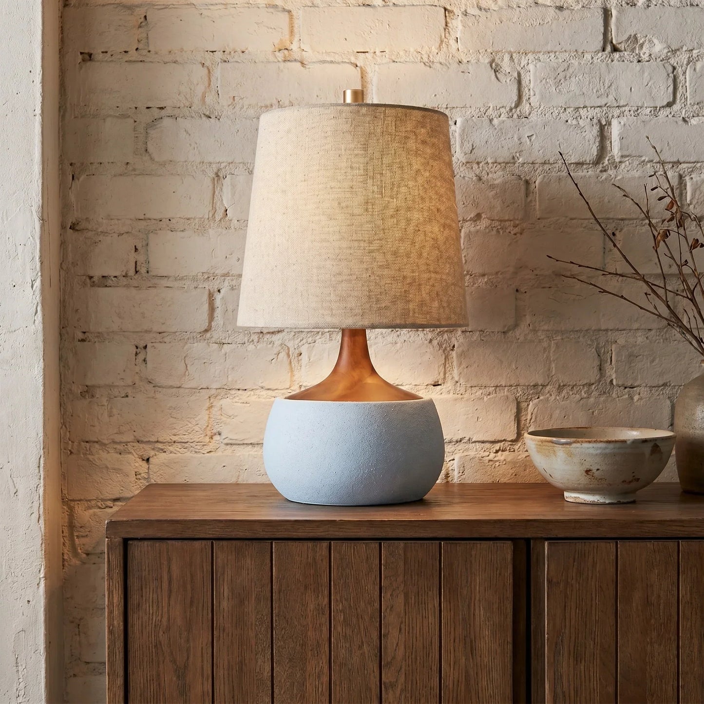 Tafellamp met Houten Voet, Linnen Kap en Cementlook Cilinder – Modern Design