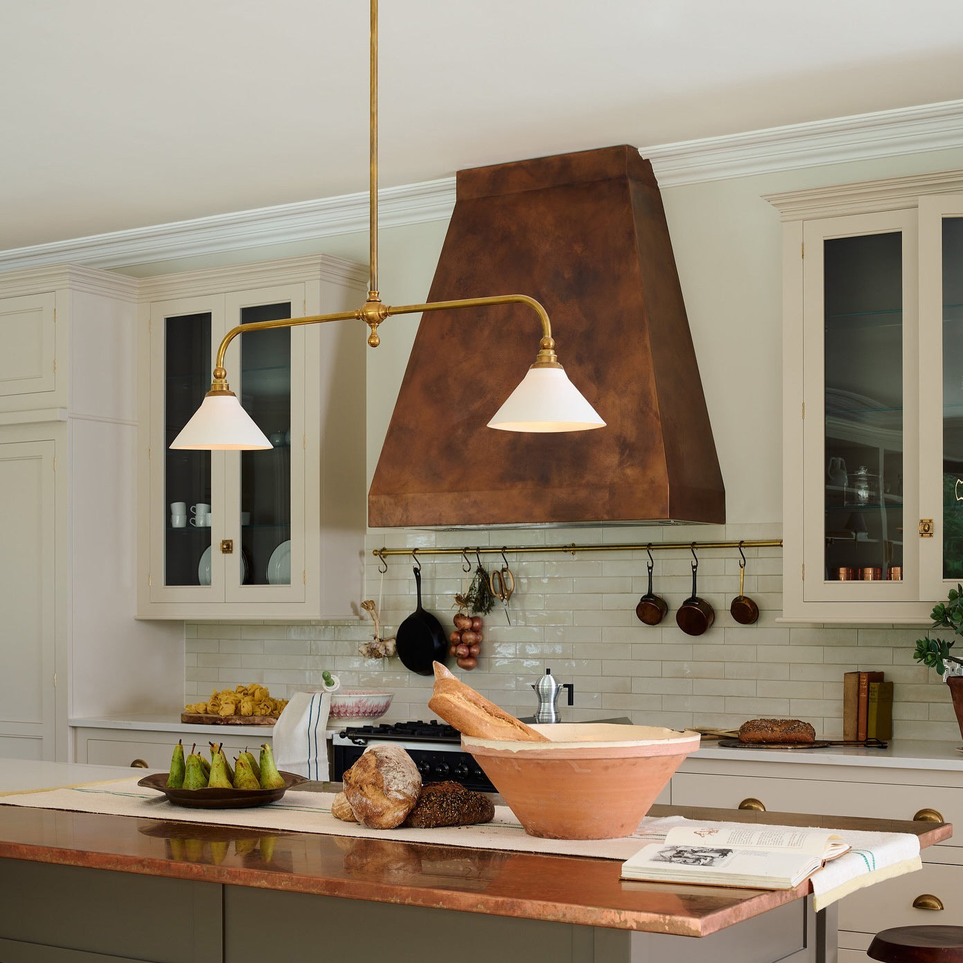 Luxe Design Hanglamp Met Witte Glazen Kappen Voor Eettafel En Keukeneiland In Messing Afwerking