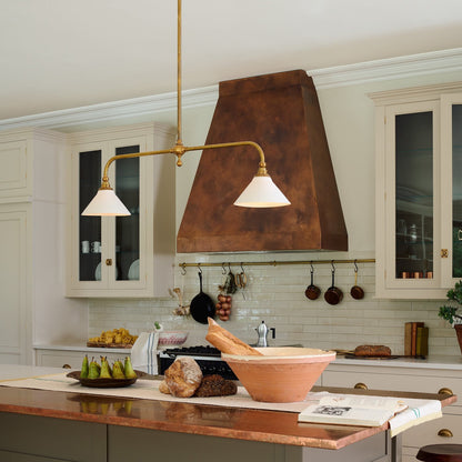 Luxe Design Hanglamp Met Witte Glazen Kappen Voor Eettafel En Keukeneiland In Messing Afwerking