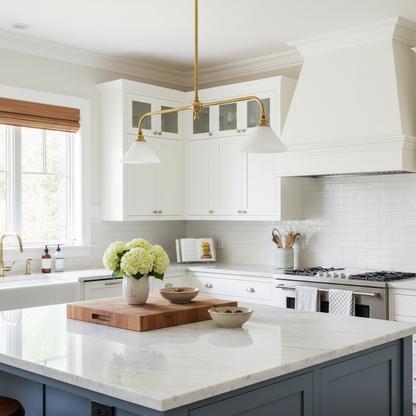 Luxe Design Hanglamp Met Witte Glazen Kappen Voor Eettafel En Keukeneiland In Messing Afwerking
