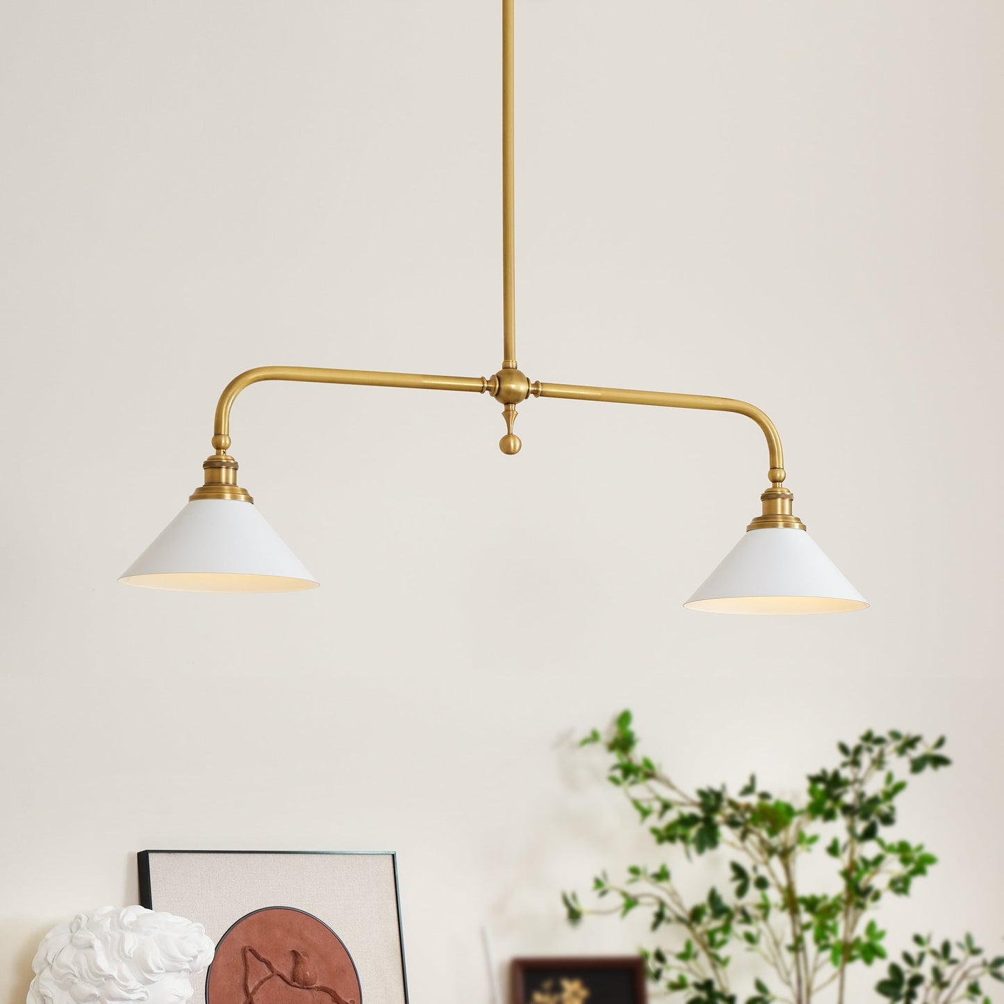 Luxe Design Hanglamp Met Witte Glazen Kappen Voor Eettafel En Keukeneiland In Messing Afwerking