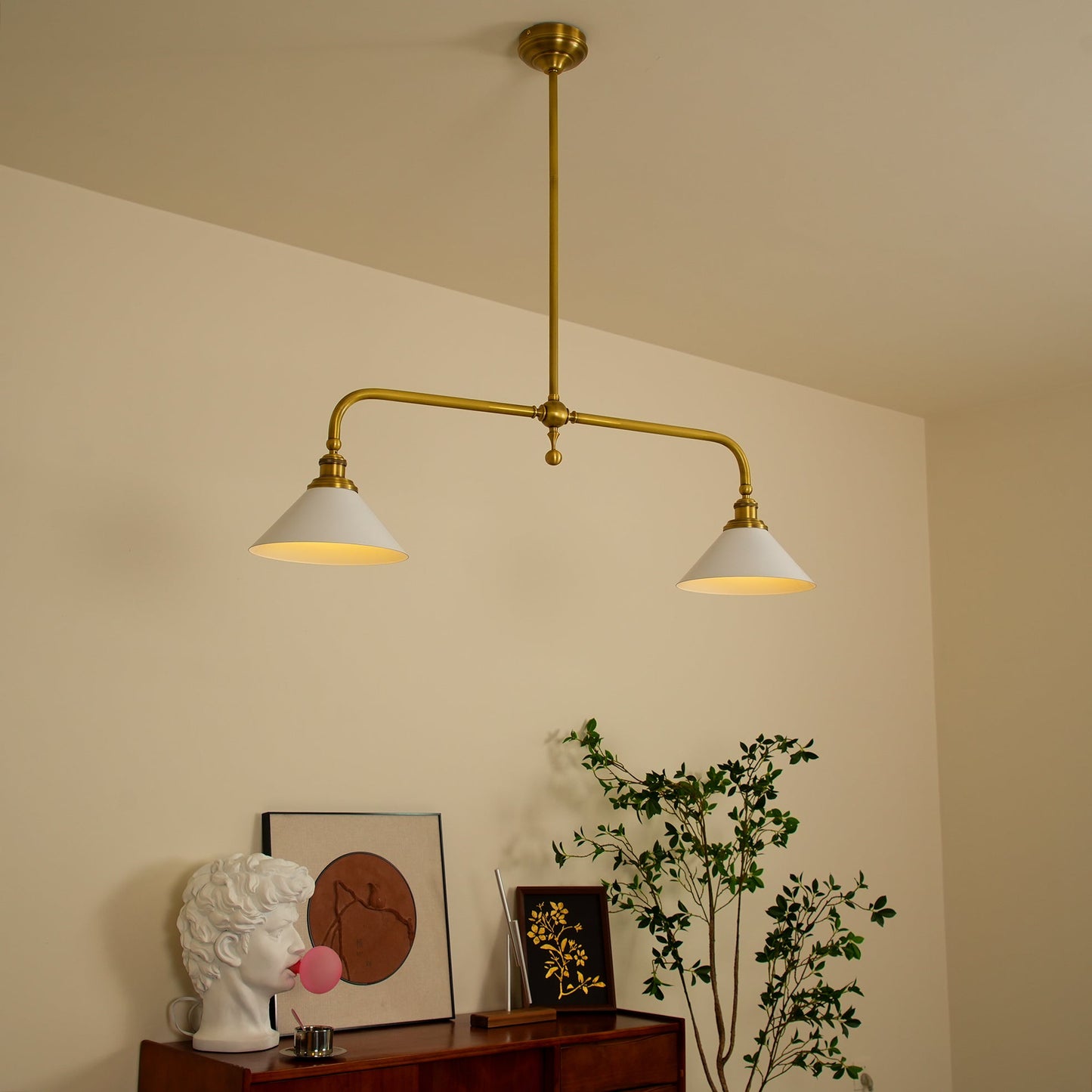 Luxe Design Hanglamp Met Witte Glazen Kappen Voor Eettafel En Keukeneiland In Messing Afwerking