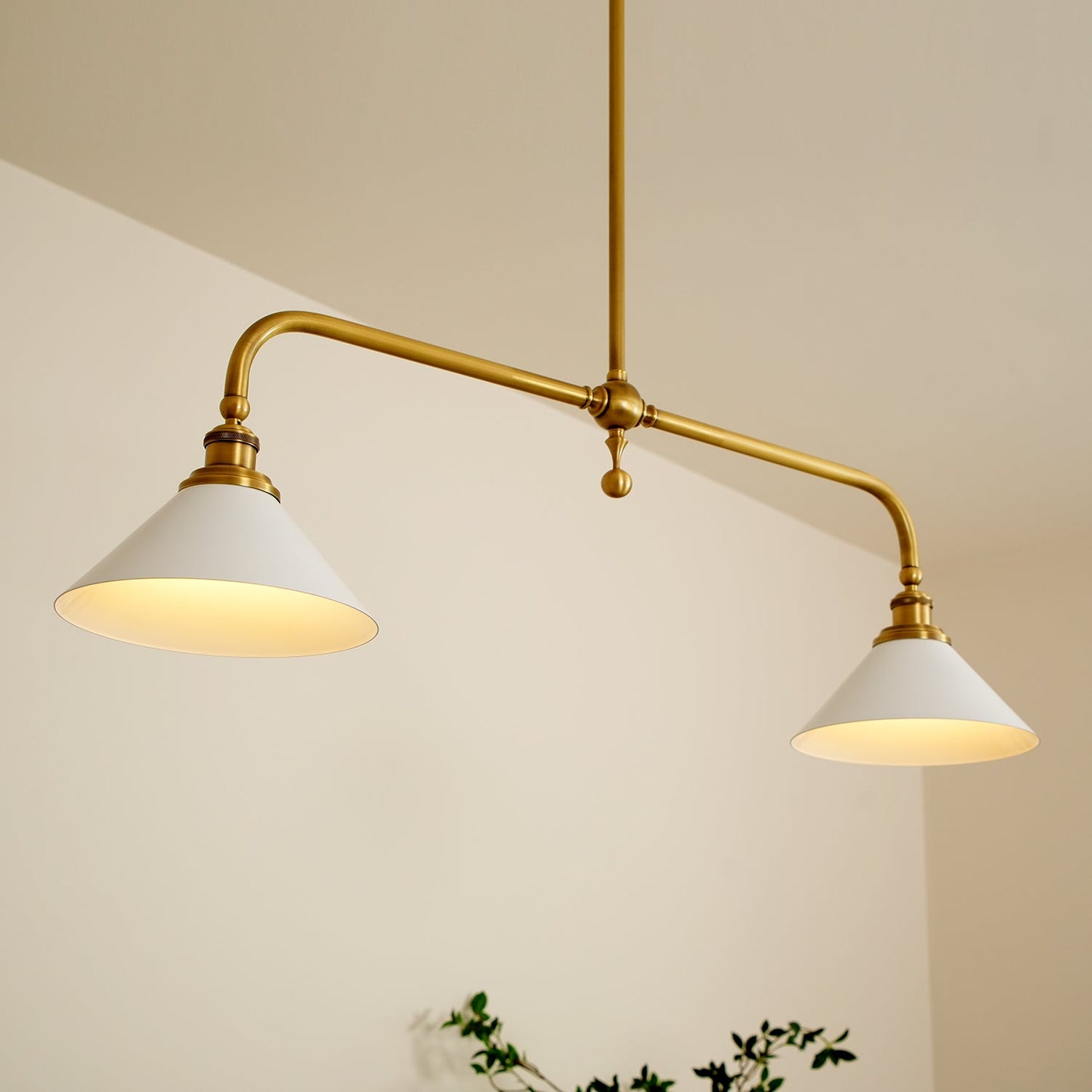Luxe Design Hanglamp Met Witte Glazen Kappen Voor Eettafel En Keukeneiland In Messing Afwerking