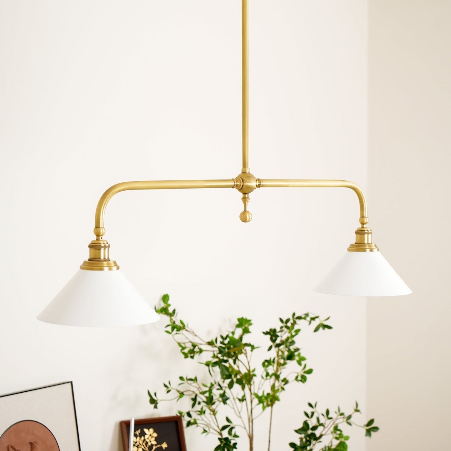 Luxe Design Hanglamp Met Witte Glazen Kappen Voor Eettafel En Keukeneiland In Messing Afwerking