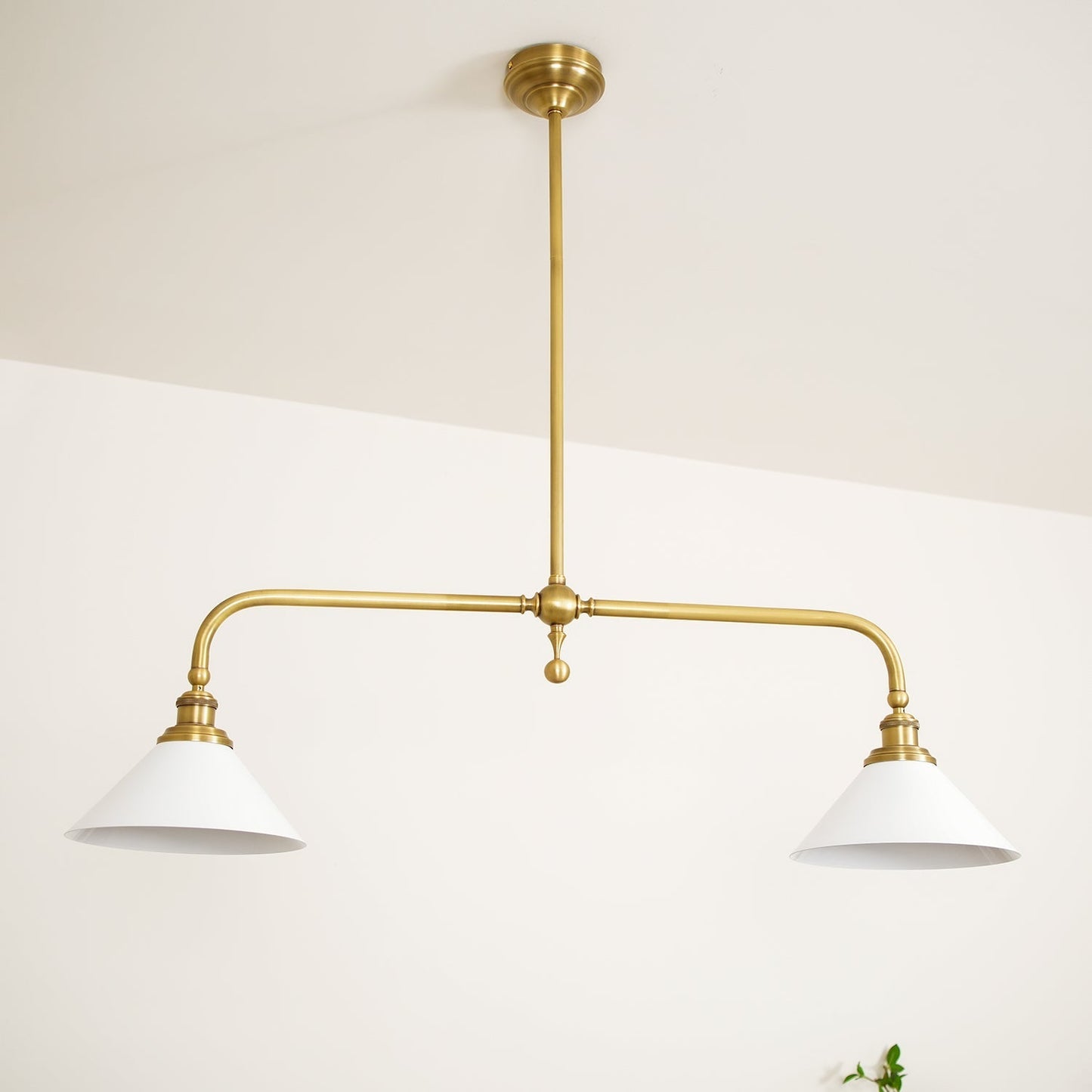 Luxe Design Hanglamp Met Witte Glazen Kappen Voor Eettafel En Keukeneiland In Messing Afwerking