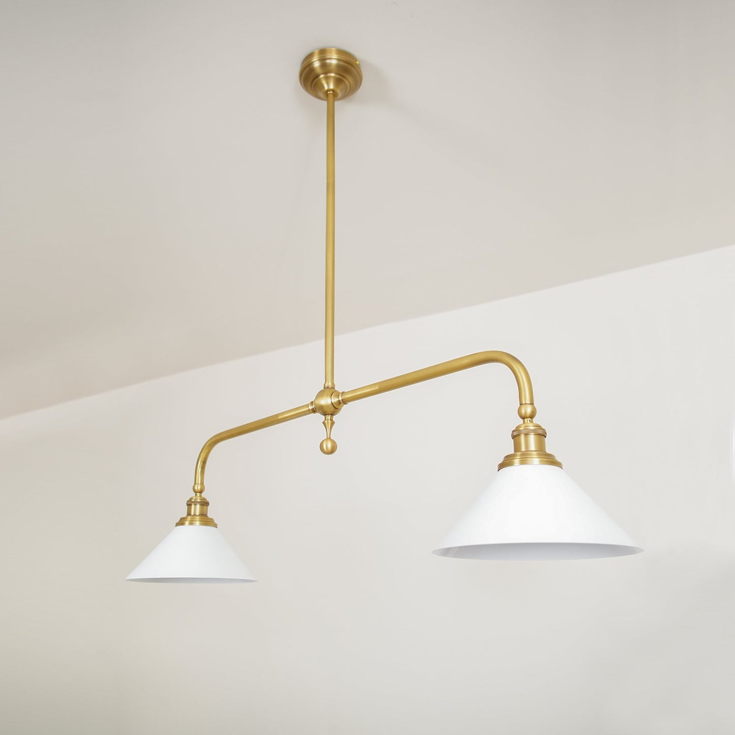 Luxe Design Hanglamp Met Witte Glazen Kappen Voor Eettafel En Keukeneiland In Messing Afwerking