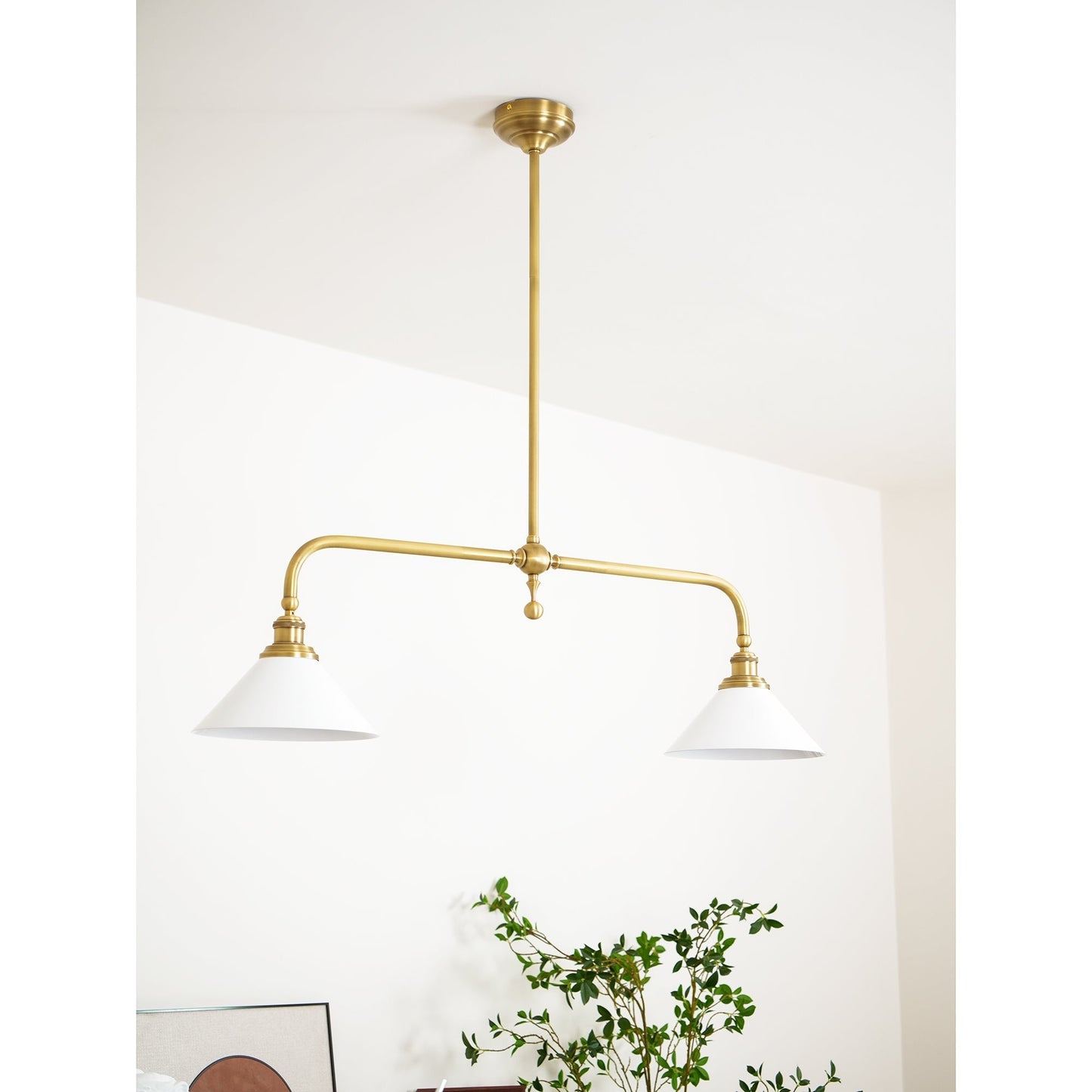 Luxe Design Hanglamp Met Witte Glazen Kappen Voor Eettafel En Keukeneiland In Messing Afwerking