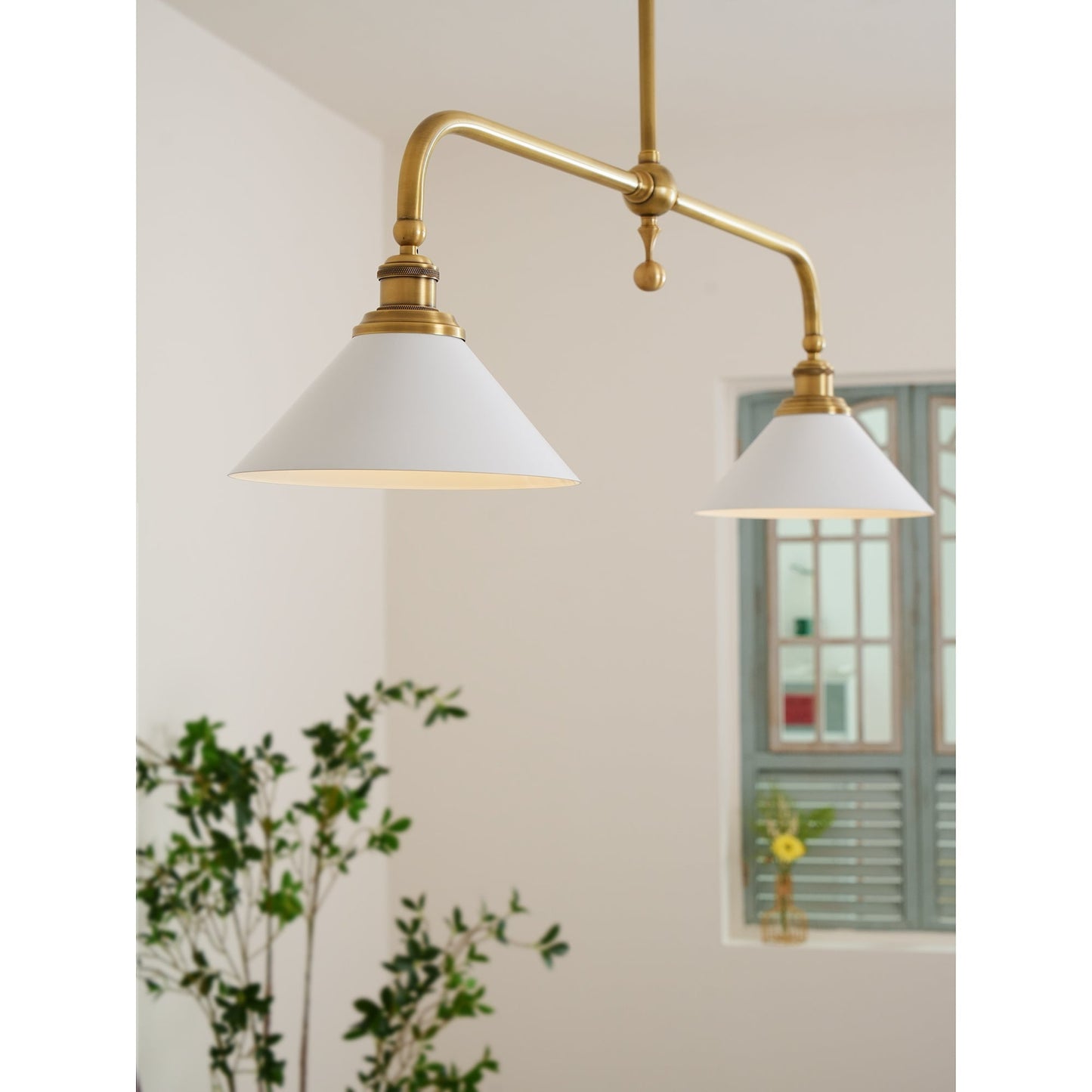 Luxe Design Hanglamp Met Witte Glazen Kappen Voor Eettafel En Keukeneiland In Messing Afwerking