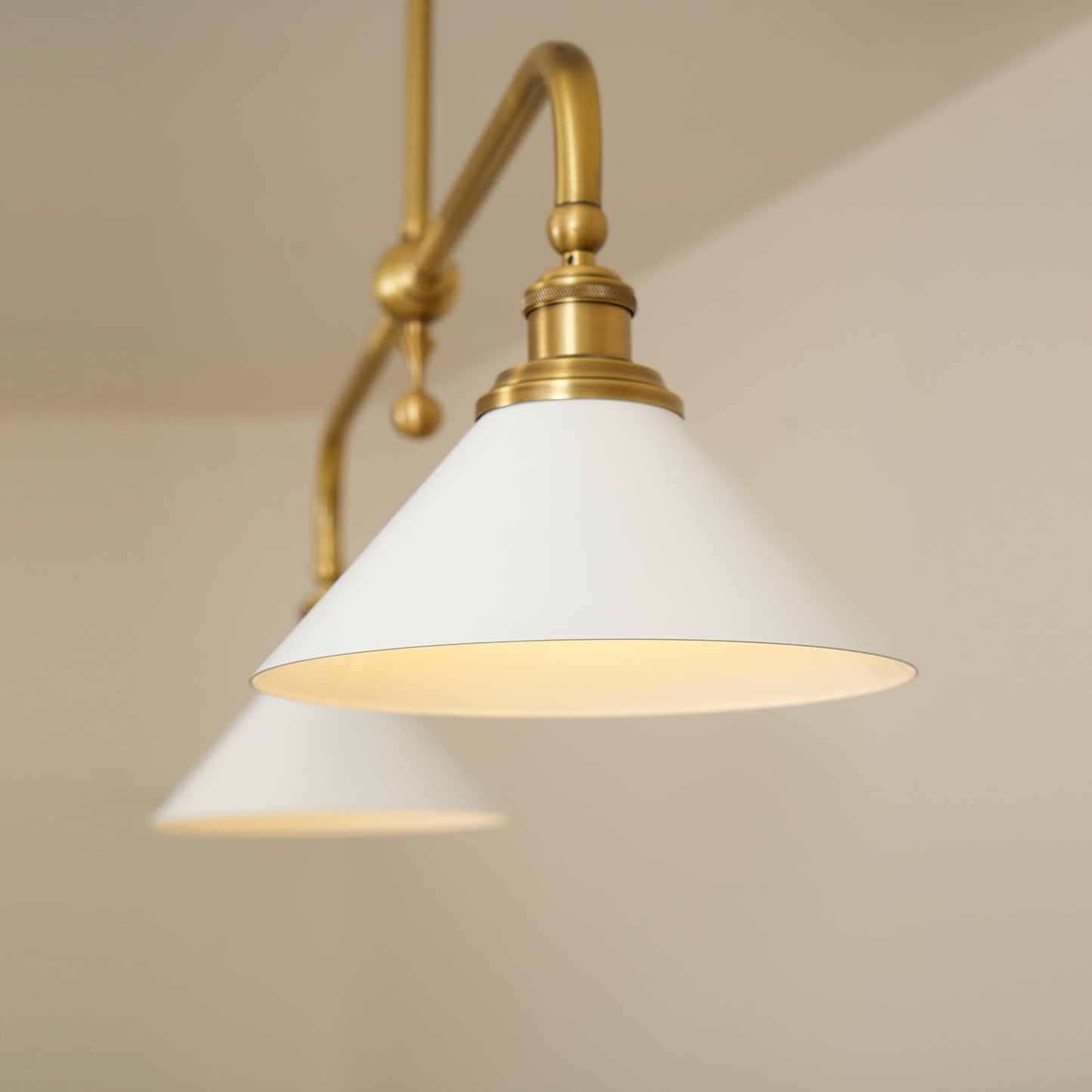 Luxe Design Hanglamp Met Witte Glazen Kappen Voor Eettafel En Keukeneiland In Messing Afwerking