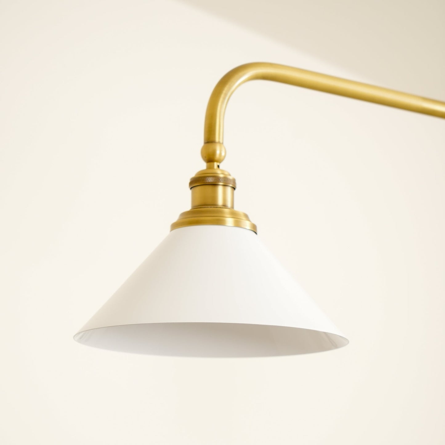 Luxe Design Hanglamp Met Witte Glazen Kappen Voor Eettafel En Keukeneiland In Messing Afwerking